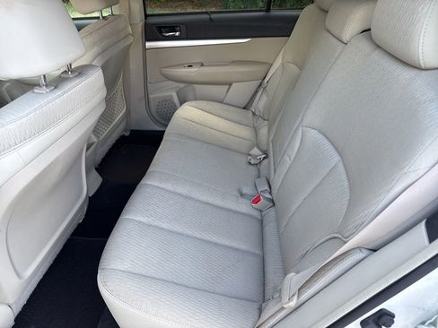 Used 2010 Subaru Outback 2.5i Premium AWD/4WD image 11