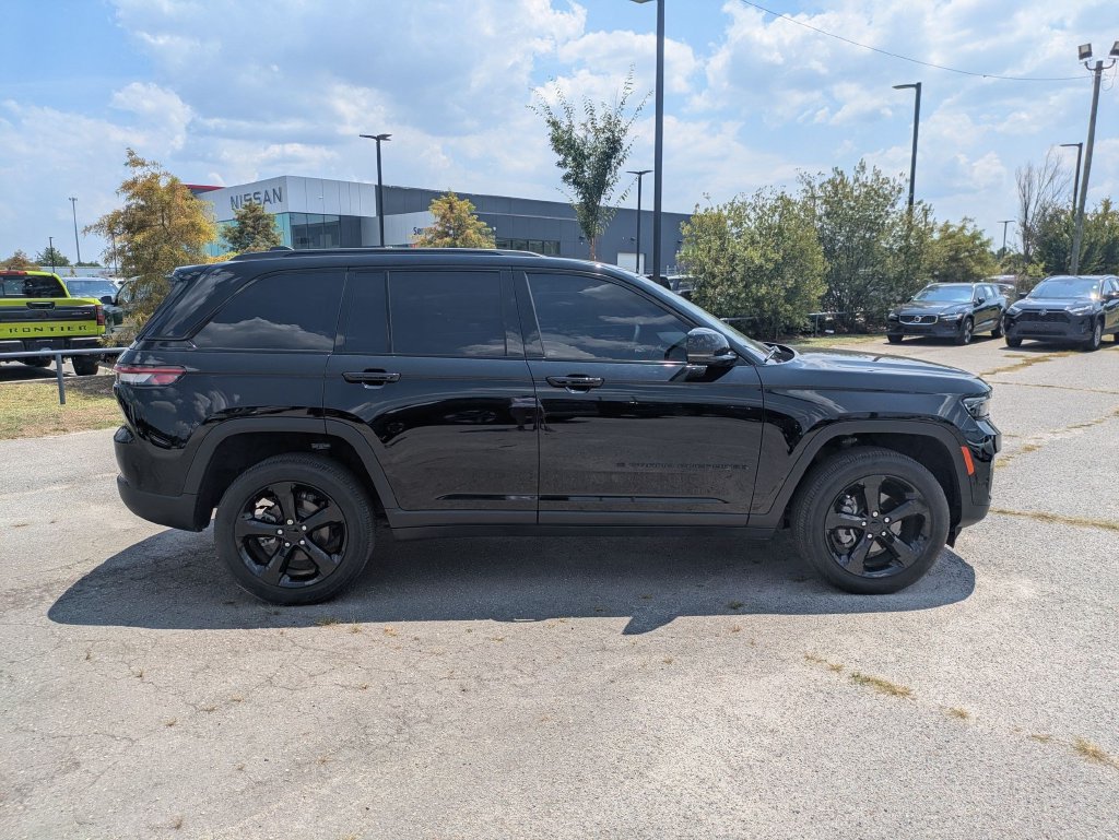 Used 2023 Jeep Grand Cherokee Altitude RWD image 2