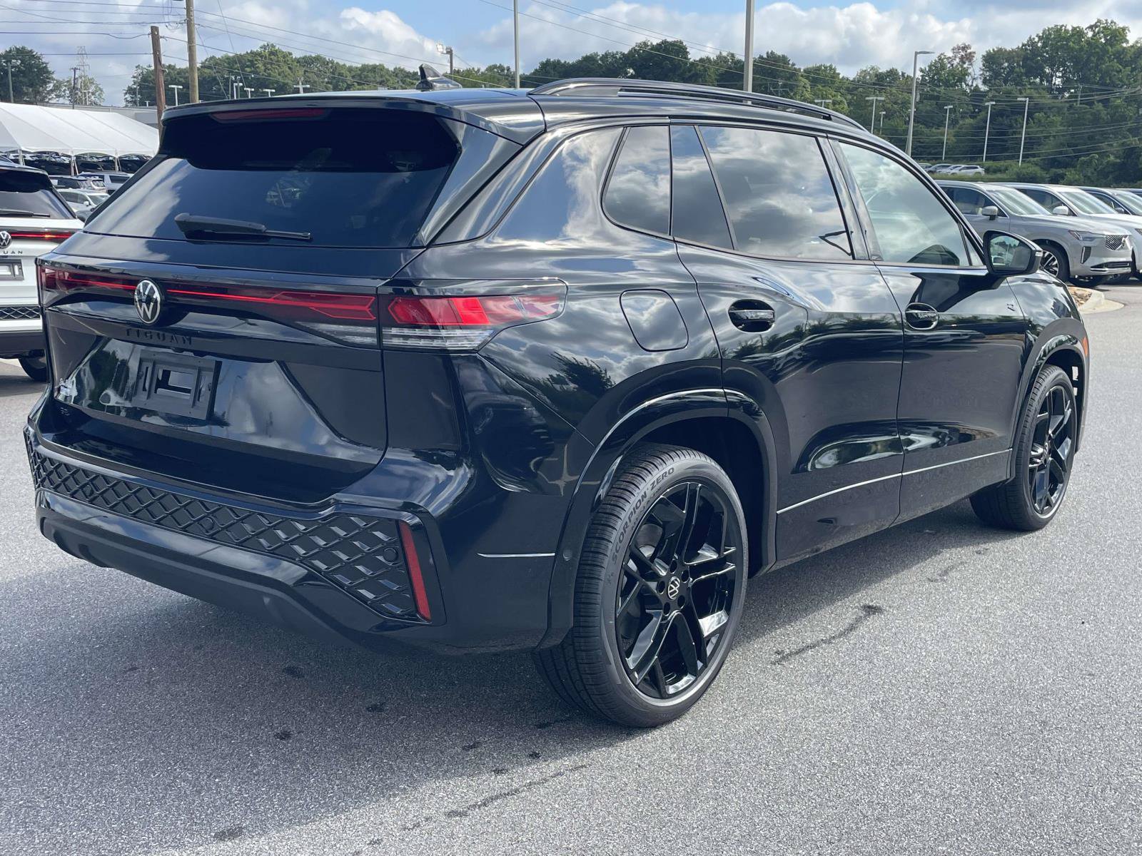 New 2026 Volkswagen Tiguan SE R-Line FWD image 7