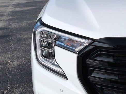 Used 2024 GMC Terrain SLT w/ Tech Package FWD image 10