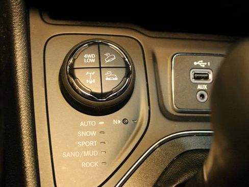 Used 2021 Jeep Cherokee Trailhawk w/ Sun & Sound Group AWD/4WD image 28