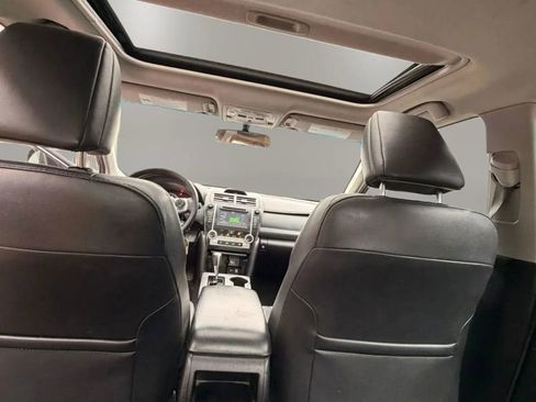 Used 2014 Toyota Camry SE w/ Moonroof Package image 9
