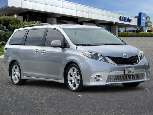 Used 2014 Toyota Sienna SE FWD image 10
