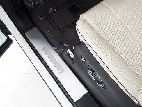 Used 2024 Bentley Bentayga Extended Wheelbase AWD/4WD image 12