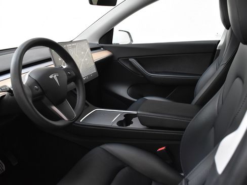 Used 2021 Tesla Model Y Long Range image 18