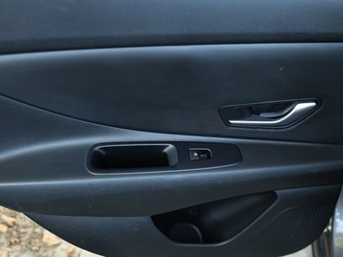 Used 2026 Hyundai Elantra SE FWD image 24
