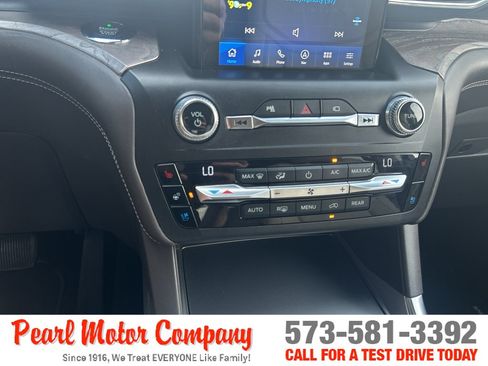 Used 2020 Ford Explorer Platinum w/ Premium Technology Package AWD/4WD image 18