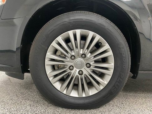 Used 2015 Chrysler Town & Country Touring-L image 25