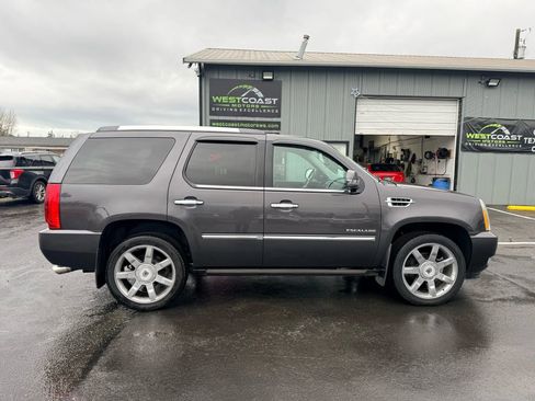 Used 2011 Cadillac Escalade Premium AWD/4WD image 9
