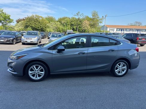 Used 2018 Chevrolet Cruze LT w/ Convenience Package FWD image 2