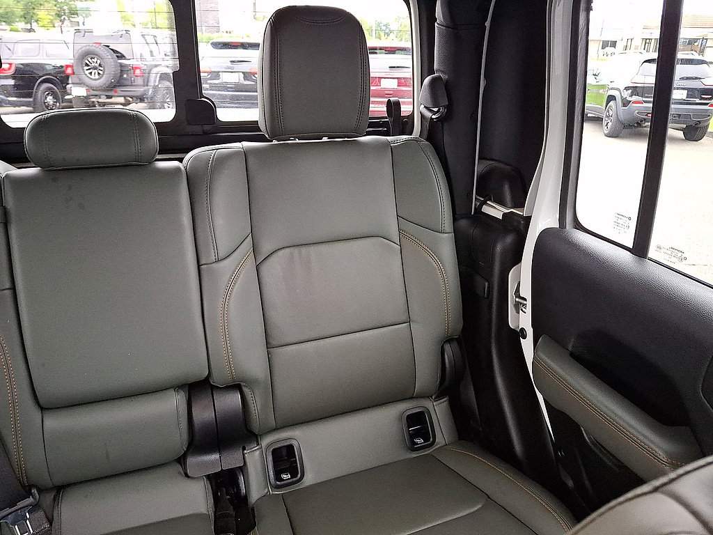 Used 2025 Jeep Gladiator Mojave AWD/4WD image 14