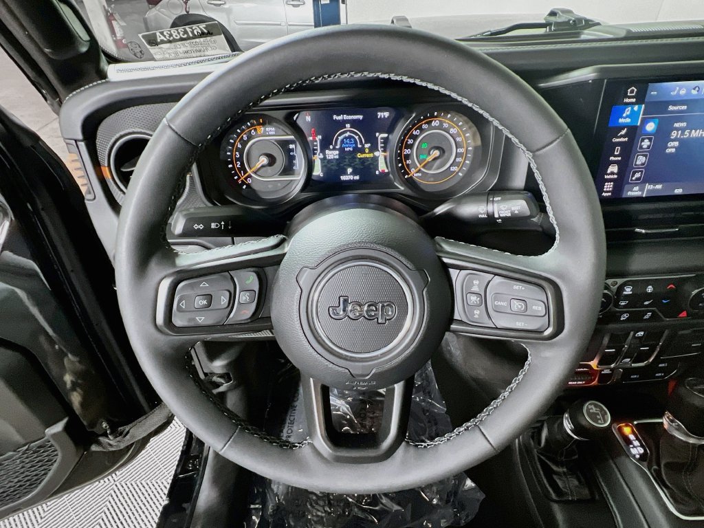 Used 2025 Jeep Gladiator Mojave w/ Convenience Group AWD/4WD image 10