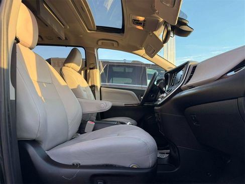 Used 2019 Toyota Sienna Limited Premium image 26