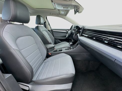 Used 2025 Volkswagen Jetta SE FWD image 19