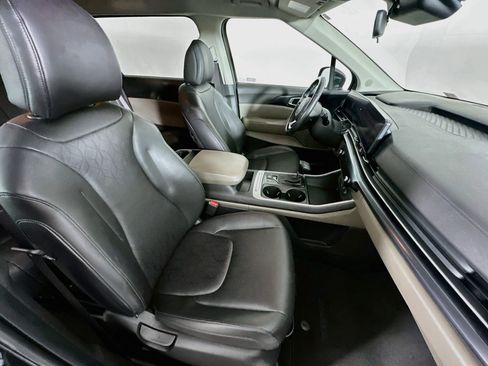 Used 2025 Kia Carnival FWD image 32