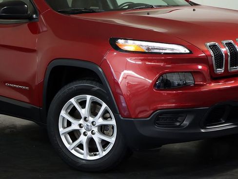 Used 2017 Jeep Cherokee Sport image 8