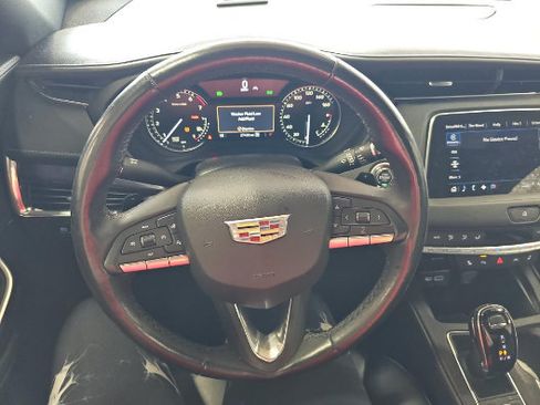 Used 2023 Cadillac XT4 Luxury w/ Cold Weather Package AWD/4WD image 10