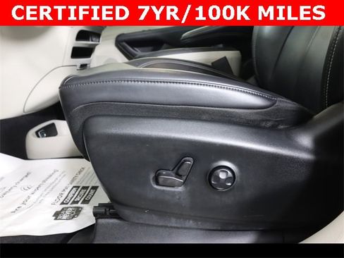 Used 2023 Chrysler Pacifica Touring-L image 18