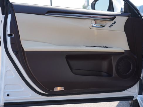 Used 2016 Lexus ES 350 w/ Luxury Package w/Wood Trim FWD image 16