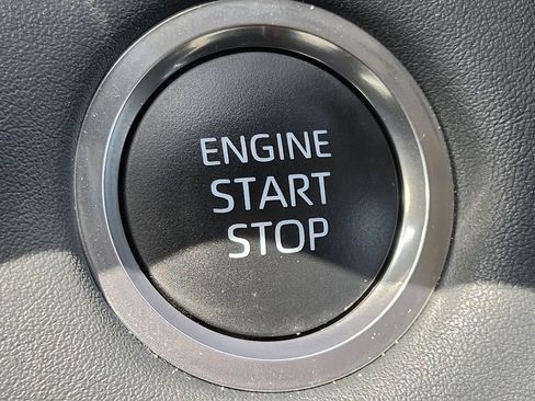 Used 2025 Toyota Highlander LE FWD image 22