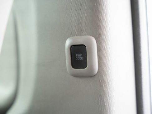 Used 2015 Toyota Sienna LE image 39