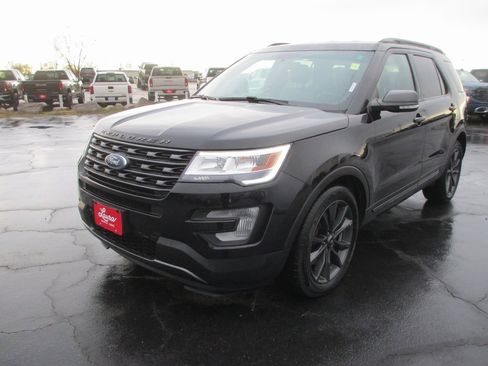 Used 2017 Ford Explorer XLT w/ Equipment Group 202A image 9