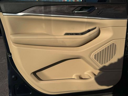 Used 2023 Jeep Grand Cherokee Limited image 15