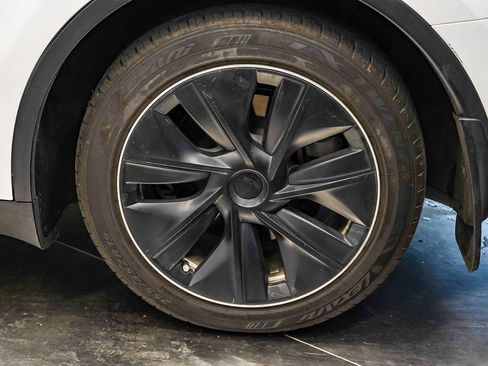 Used 2023 Tesla Model Y AWD image 10