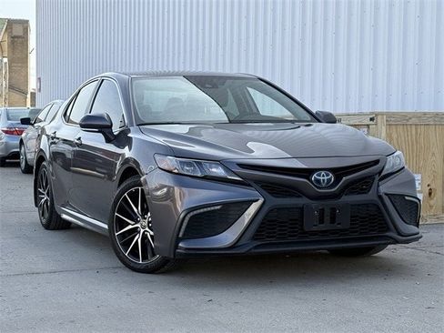 Used 2023 Toyota Camry SE image 2