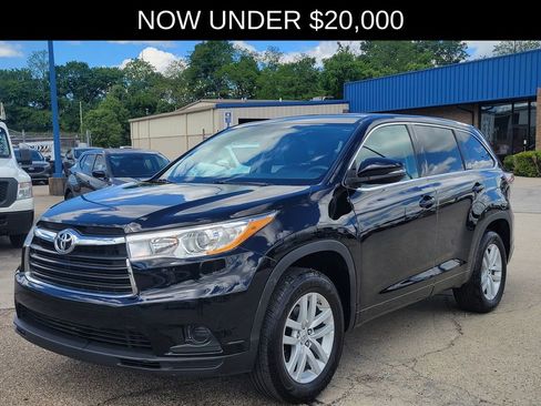 Used 2014 Toyota Highlander LE FWD image 2