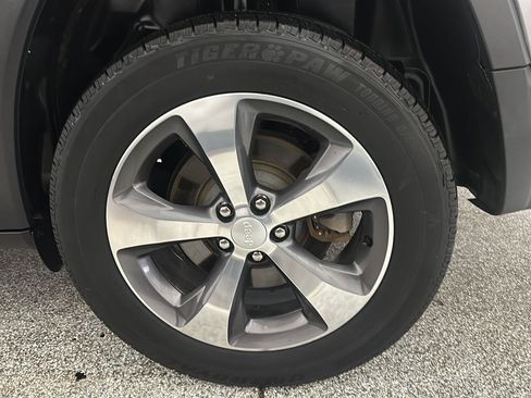 Used 2019 Jeep Cherokee Limited w/ Luxury Group AWD/4WD image 11