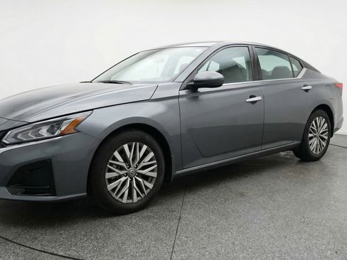 Used 2025 Nissan Altima 2.5 SV FWD image 3