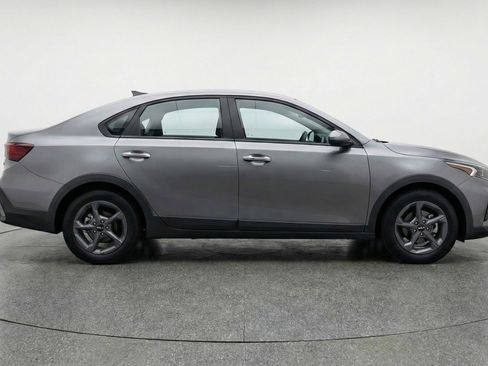 Used 2025 Kia K4 LXS image 8