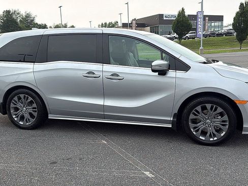 Used 2025 Honda Odyssey Touring image 3