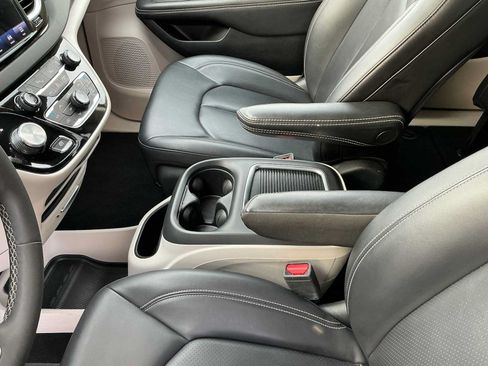 Used 2024 Chrysler Pacifica Touring-L FWD image 24