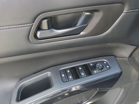 Used 2025 Nissan Pathfinder SV FWD image 15