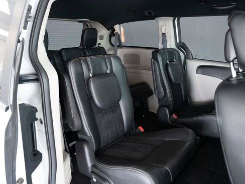 Used 2016 Dodge Grand Caravan SXT FWD image 19