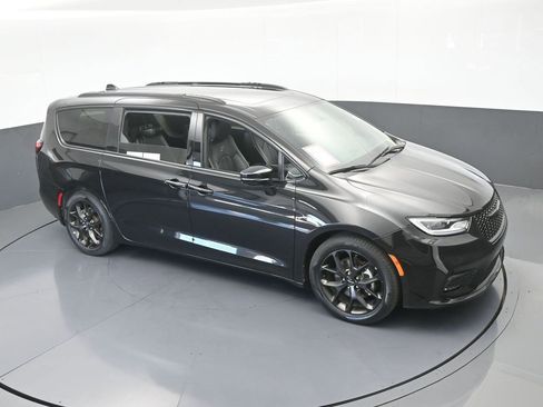 Used 2023 Chrysler Pacifica Limited w/ S Appearance Package image 56