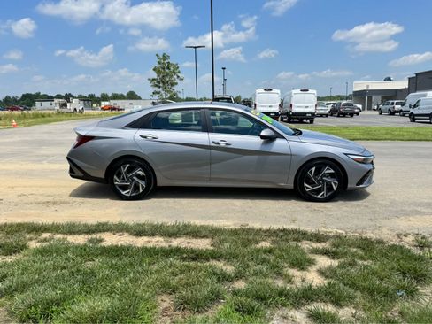 Used 2025 Hyundai Elantra SEL FWD image 9
