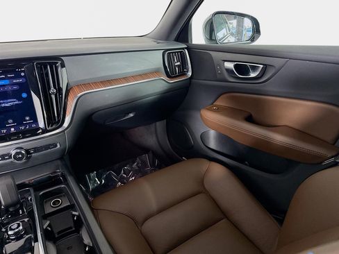 Used 2025 Volvo V60 B5 Cross Country Plus image 26