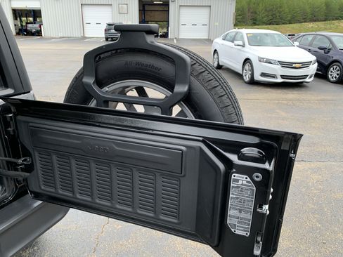 Used 2024 Jeep Wrangler Unlimited w/ Convenience Group AWD/4WD image 42