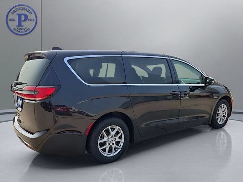 Used 2023 Chrysler Pacifica Touring-L FWD image 7