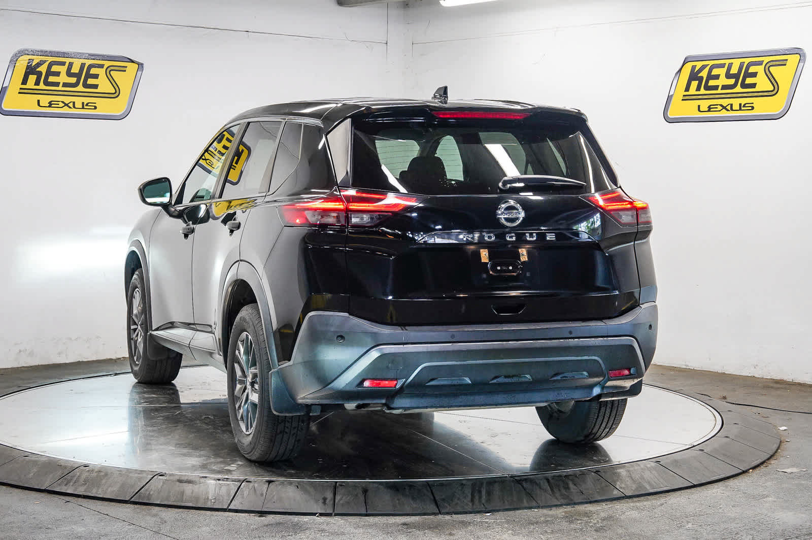 Used 2021 Nissan Rogue S FWD image 2