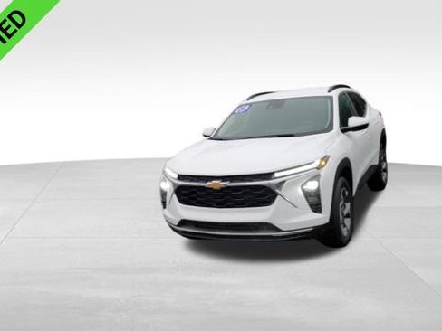 Certified 2025 Chevrolet Trax LT w/ Driver Confidence Package image 4