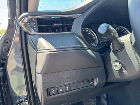 Used 2022 Toyota Venza LE AWD/4WD image 30