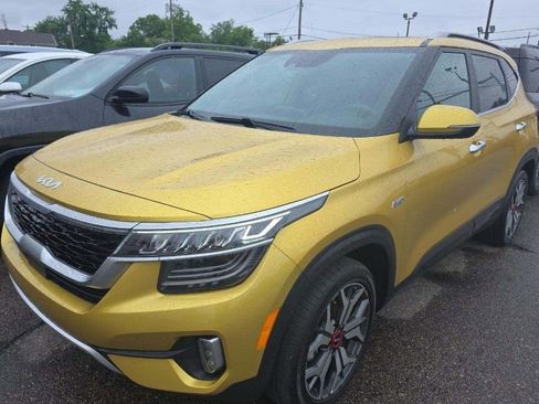 Used 2022 Kia Seltos SX w/ Sunroof Package AWD/4WD image 2