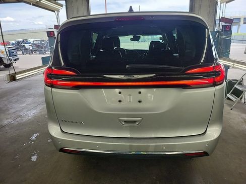 Used 2024 Chrysler Pacifica Touring-L FWD image 4