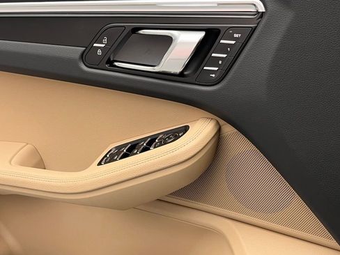 Certified 2025 Porsche Macan image 20