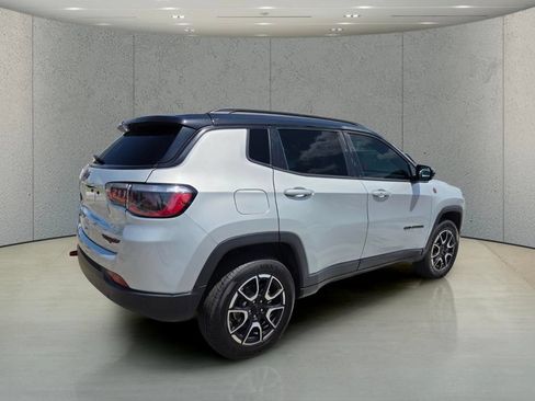 Used 2024 Jeep Compass Trailhawk AWD/4WD image 5