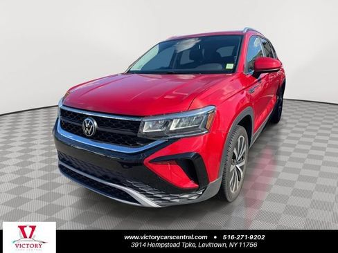 Used 2022 Volkswagen Taos SE FWD image 1